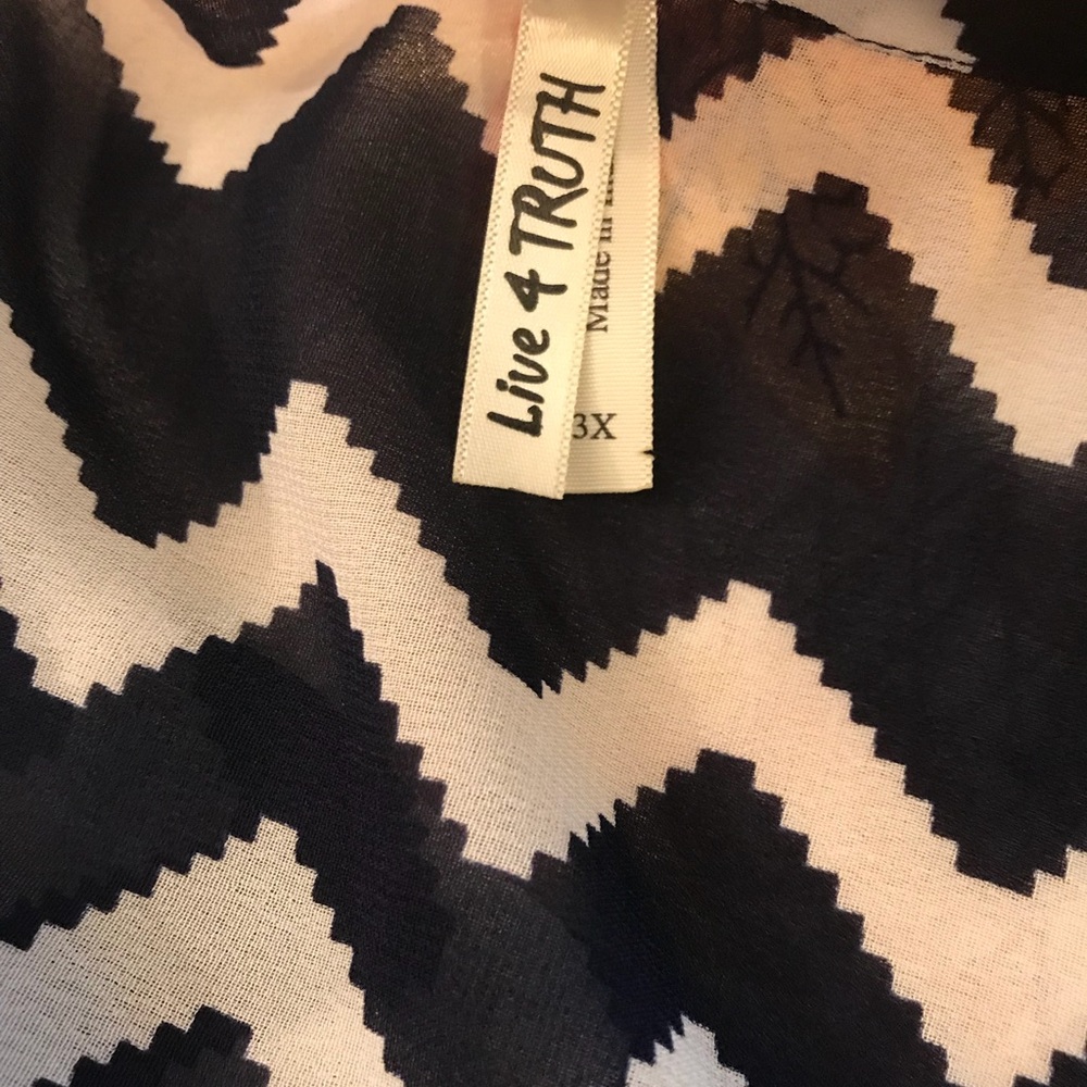 ๐ Beautiful Plus Size Top ๐ - Picture 4 of 4